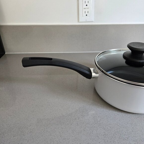 Simply Essential Nonstick Saucepan with Lid 3 qt / 2.8 L capacity - Picture 8 of 16